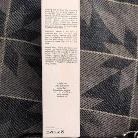 Purifying Milk Makeup Remover - White - Picture 2 of 4